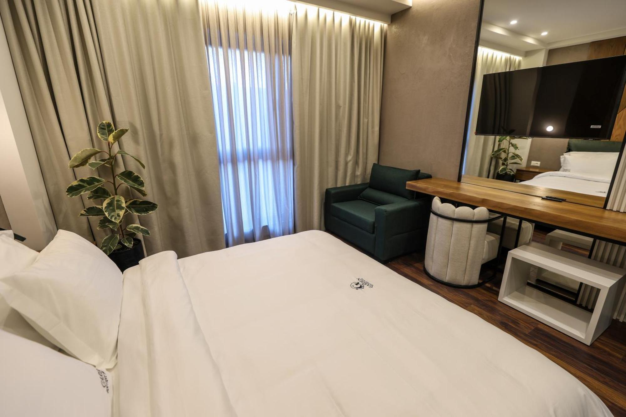 Garden Boutique Hotel Tiranë Luaran gambar